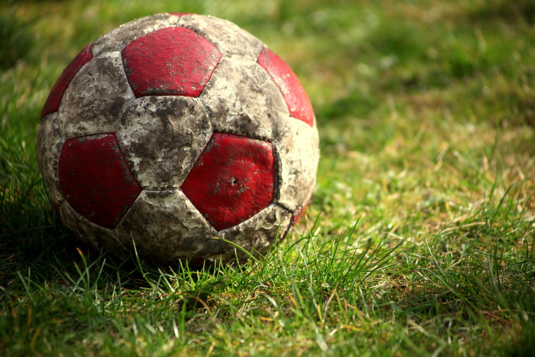 fußball_auf_rasen